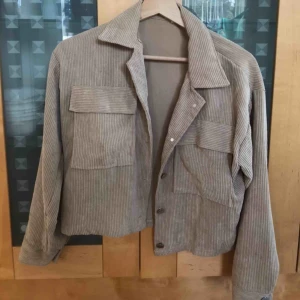  - Superball modern Manchesterjacka / skjortjacka. Andra bilden visar färgen bäst