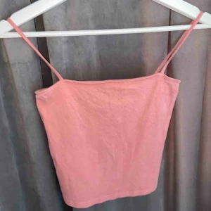  - Ett rosa linne som sitter tajtare, den är använd några gånger, inte fler än tio och det är jättefint skick och är som nytt. Fungerar jättebra till olika tillfällen!