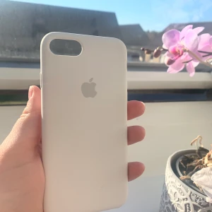 Appel-mobilskal - Vitt skal till iPhone, passar modellen 7/8, knappt använt, säljer pga att jag har en ny mobil där skalet inte passar | frakten står köparen själv för ☺️