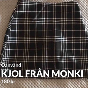  - Oanvänd kjol pga fel storlek. Storlek 36 köpt på monki.  