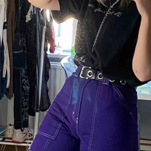  - Fina byxor med fina detaljer. Byxorna är från weekday i strlk 36. Orginal pris 500kr. Frakt tillkommer