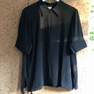 Arket - blus! - Blus från Arket i storlek 38. Helt i nyskick. Säljs i butik nu för 590:- Frakt på 63:- tillkommer om den ska postas!