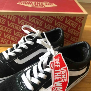  - Helt nya Vans old school i strl 37, lapp kvar. Aldrig använda och köpa i usa 