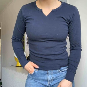  - Marinblå tröja från Brandy Melville med lite urtvättat stuk men inga tecken på användning. Fina detaljer vid halsringning och längst ner, fri frakt😊