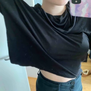  - En sjukt skön och fin tröja från Indiska. Står storlek L men själv när jag alltid S och vissa fall M tröjor. Använd några gånger för ett långt tag sen. Sälj för att den inte kommer till användning🥰🥰🥰