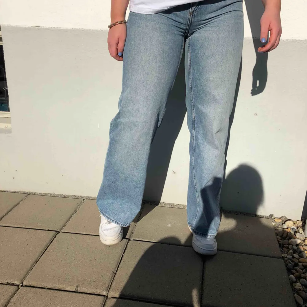 Ljusblå jeans från Monki. Lite vidare i modellen med en snygg tvätt! Iprincip helt oanvända och jeansen är i bra skick!  Modellen är 165cm lång<3. Jeans & Byxor.
