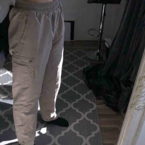  - As coola byxor som inte kommer till användning! De är fodrade på insidan så de är väldigt varma att ha på sig. Det är storlek M men passar även S beroende på hur man vill att de sitter. Hör av dig om du vill ha mer bilder eller om du har frågor ☺️