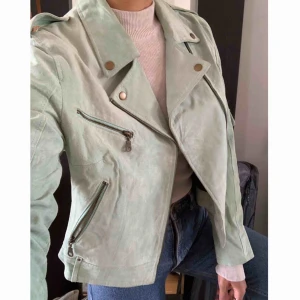  - Unik vintage mocka jacka, mintgrön🌿 Funkar lite oversize på en S också. Frakt 60kr 