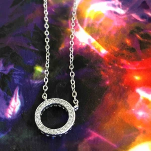  - Nytt sparkle halsband ✨ •Hänge med små stenar •Silverfärg •Ser ingen stämpel •21 cm+4 cm extra •44 kr 📬Kan skickas mot fraktkostnad(11 kr) 🚭Djurfritt och rökfritt hem