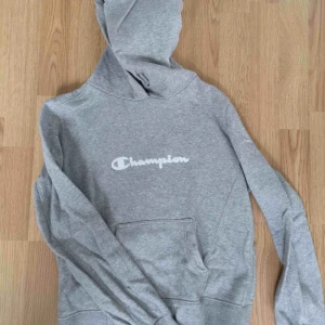  - Köpt här på Plick, bra skick, äkta. Många intresserade så därför en budgivning tills 20/4, priset ligger just nu på 140kr med frakten inkluderat i priset