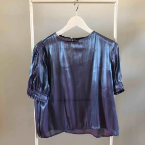  - Fest-topp i superfint lila material. Använd 1gång. Kan mötas upp i Göteborg eller så skickar jag den mot en fraktkostnad 