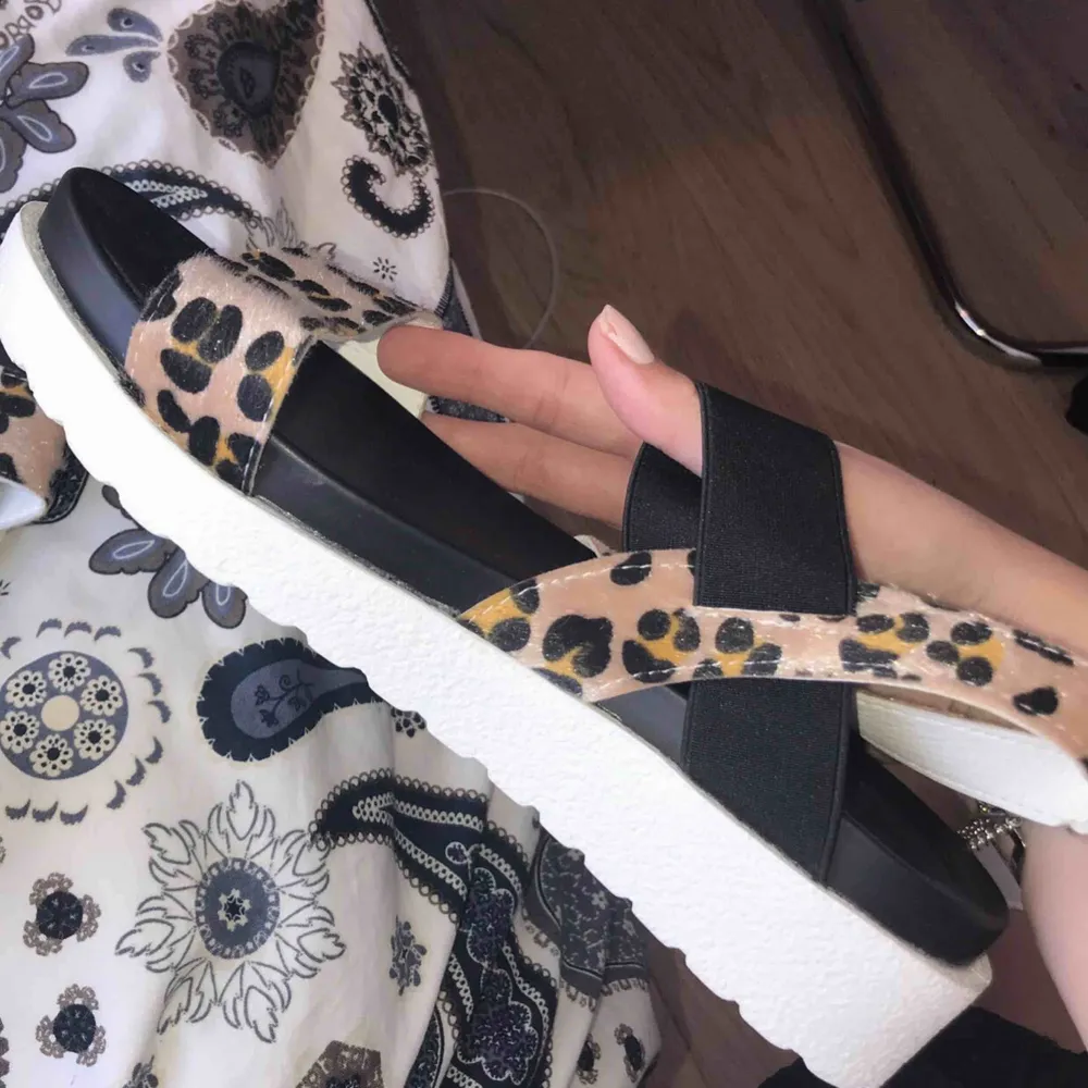 Säljer mina leopard-sandaler då de är för små för mig. De är aldrig använda och storleken är 39 men de är små i storleken. Kan skickas men köparen står för frakten :). Skor.