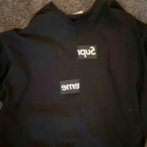  - Tvärfet collab mellan Supreme och Comme des Garcons SHIRT. Besparat använd, så den är i väldigt bra skick. Köpt förra sommarn på grailed. Priset kan diskuteras 💫