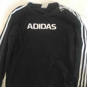  - Vintage adidas tröja! Sitter bra oversized på mig som är S! 