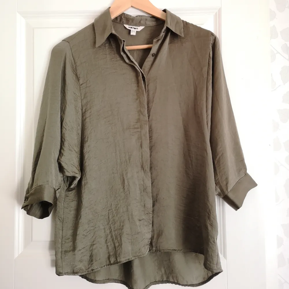 OBS! Finns utrymme att pruta. Grönaktig blus/skjorta från Koton, knappt använd i storlek 36.. Blusar.