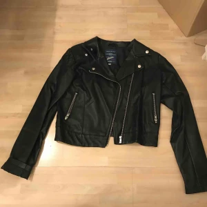  - Fejk läder jacka från Denimize i mycket fint skick Pris kan diskuteras