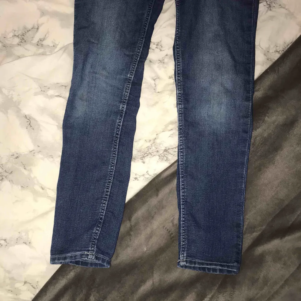 Sjukt fina jeans som formar kroppen fint💓 medelhög midja💕 passar en xs/xss💜 skicka ett meddelande för fler bilder! Kom med prisförslag💗. Jeans & Byxor.