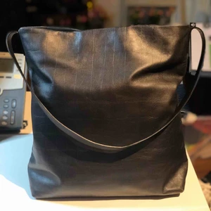  - Äkta skinnväska från Wera Stockholm. Nytt pris drygt 1100kr men säljs nu för 400kr! Har använt den väldigt lite och måste tyvärr sälja den nu pga flytt! Hämtas Odenplan, Stockholm eller kan skickas med post mot  avgift 69kr.