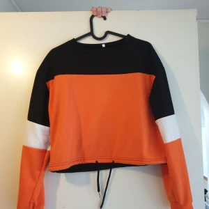 Cropped  - Snygg tröja ifrån JFR med snöre nertill