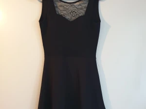 Klänning - Klänning med spets upptill brösten