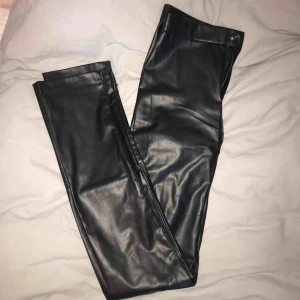 - Skinnbyxor från Zara, storlek M men passar även S! De är lite längre i modellen, de är raka men uppfattas lite som bootcut när man drar upp dragkedjorna där nere ☺️