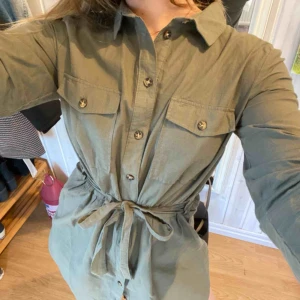  - Grön skjortklänning från HM-Divided!