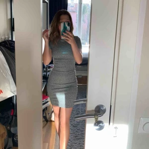  - Grå ribbad klänning från hm, storlek 32, du sparar 1450 liter vatten och 2.7 kg CO2 om du köper dessa byxor secondhand