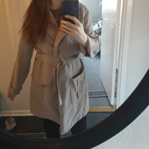 Söt  vår/sommarjacka - En  tunn beige jacka jag bara använt 2 gånger. Märket heter new look. Kostade ca 400. Köparen står för frakt 