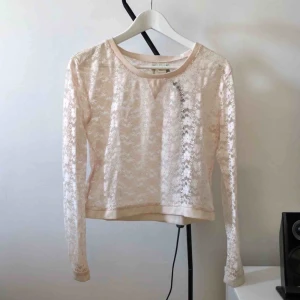  - En fin top i spets från H&M conscious collection. I bra skick! (Frakt tillkommer om den ska skickas)