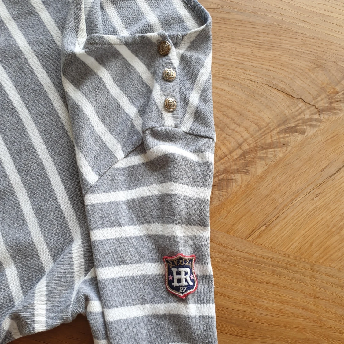 Randig tröja med knappar stl M - 91