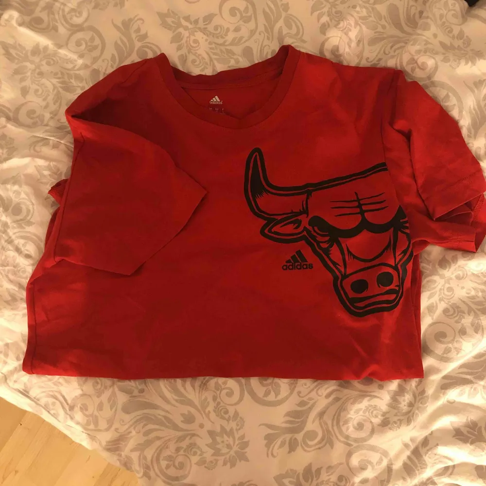 Röd T-shirt från Adidas x Chicago bulls! Använd fåtal gånger och säljer den pga den anledningen, så den är i mycket fint skick. Jag står för frakten och betalning sker via swish <3. T-shirts.