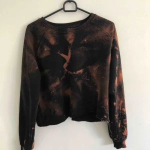  - En jätte cool tie dry croppad sweatshirt st.s i jätte fint skick 50kr