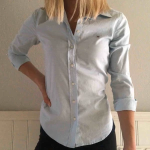  - Säljer snygg och fräsch ljusblå skjorta från Gant. Mycket bra skick och endast använd typ två gånger! Nypris >1000kr.