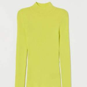 Neongul ribbad tröja från Pringle of Scotland × H&M.    Storlek M                                                                                Köparen står för frakt (59kr) 