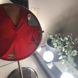  - Väldigt fin topp i ett silkesmaterial, djup urringning som går att justera med en säkerhetsnål. Dragkedja på sidan. Bild 1 visar jag att tyget går omlott, huden syns ej annars ❤️🥰😍