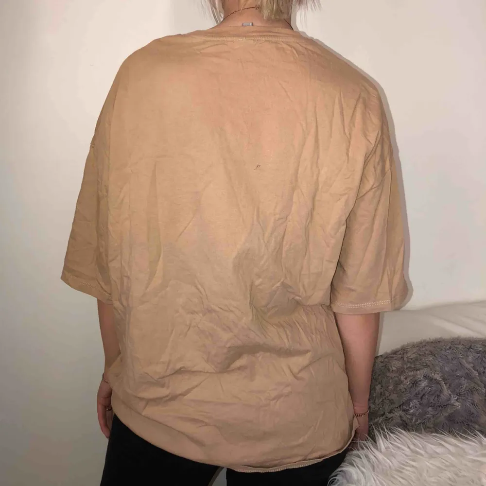 Beige t-shirt från Asos i strl EU 38! Oversized passform och rätt lätt så passar perfekt att ha i sommar! Köparen står för ev frakt!🌼. T-shirts.