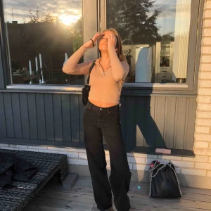  - Jätte snygg beige stickad tröja med en drag kedja. Super trendig att ha det nu men känner själv inte att beige är min färg. Sitter skit snygg och knappt använd. 