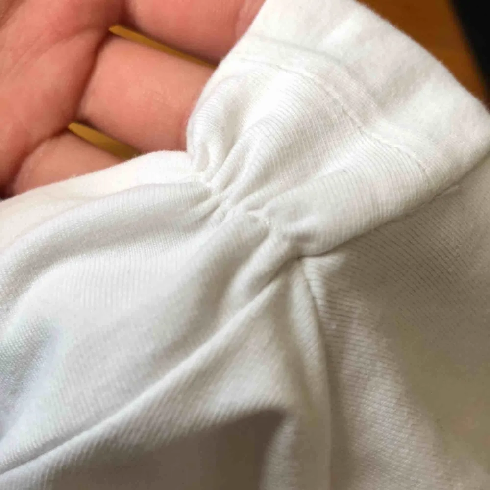 En vit polo tröja lite genomskinlig men i väldigt bra skick och sällan använd. Den har små detaljer uppe vid nacken. Säljer pga att ärmarna är lite korta och används aldrig. OBS! Köpare står för frakt.. Tröjor & Koftor.
