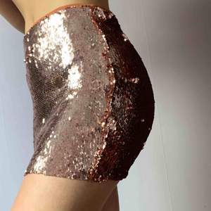 En läxfärgad kjol av paljetter som lyser upp hela festen🤩 