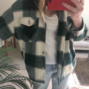  - Trendig och väldigt snygg jacka! Oversized med många bra fickor. Kommer inte till användning så mycket längre. Tycker verkligen om materialet och passformen på denna! 