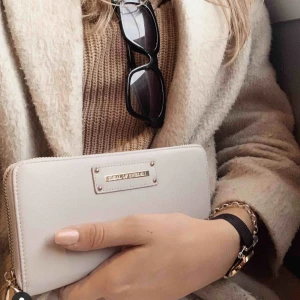  - Plånbok i ljus beige ifrån ideal of Sweden. Kommer inte till användning 