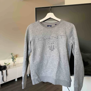  - Grå Tjocktröja från gant. Knappt använd. 