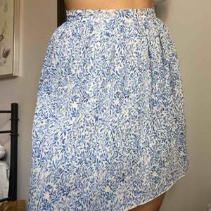 Småblommig kjol från Zara! Frakt tillkommer på 55kr