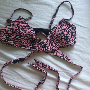  - Neon bikinitopp. Använd fåtal ggr, säljer pga de har blivit för små. Kupan passar för de som har A-B, ryggen och axlarna kan man själv ändra. Säljer de för 40kr + 20kr frakt👙🏝