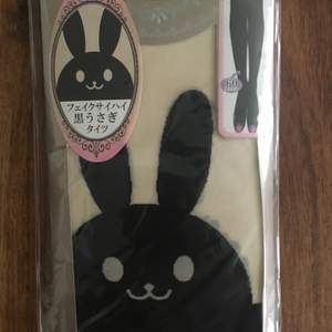 Supersöta leggings med kaninmotiv! Inköpt i Tokyo, oanvända. Hämtas på Södermalm!