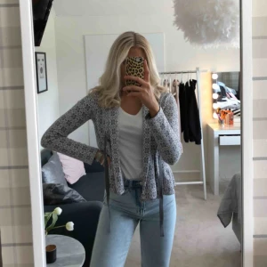  - Kofta från Chelsea med grått och vitt mönster. Vet ej storleken på denna, då det inte står. Men den passar mig bra och jag har vanligtvis XS/S🖤✨