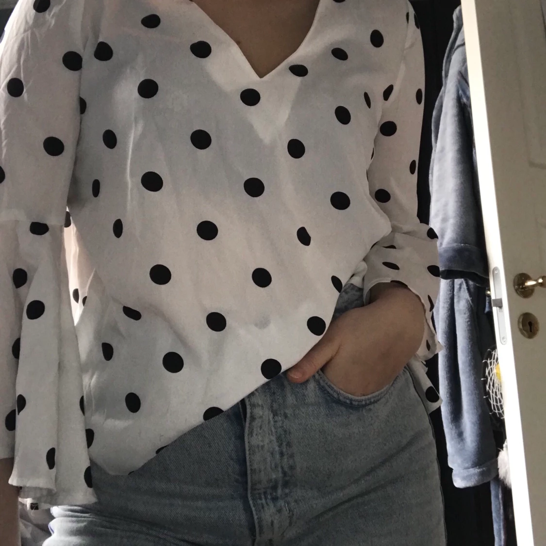 Fin v-ringad, prickig blus. 