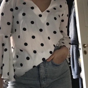 Fin v-ringad, prickig blus.  - Storlek M, men skulle säga att den e en liten M, lite genomskinlig.