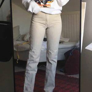  - Superfina beiga jeans från Wrangler! Står ingen storlek men passar mig som brukar ha S/W27 bra, jag är 175cm lång och dessa går ner till marken för mig. Kan skicka mått om det önskas! Möts upp i Karlstad eller skickar på posten💜