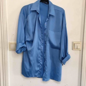  - Sidenblus från Chiquelle. Köptes här på plick (därav lånat en bild) men tyvärr inte använt den en enda gång. Finns lite ”gula” fläckar fram och bak men inget man tänker på om man inte kollar noga. Möts upp i centrala sthlm annars tillkommer frakt 🌴